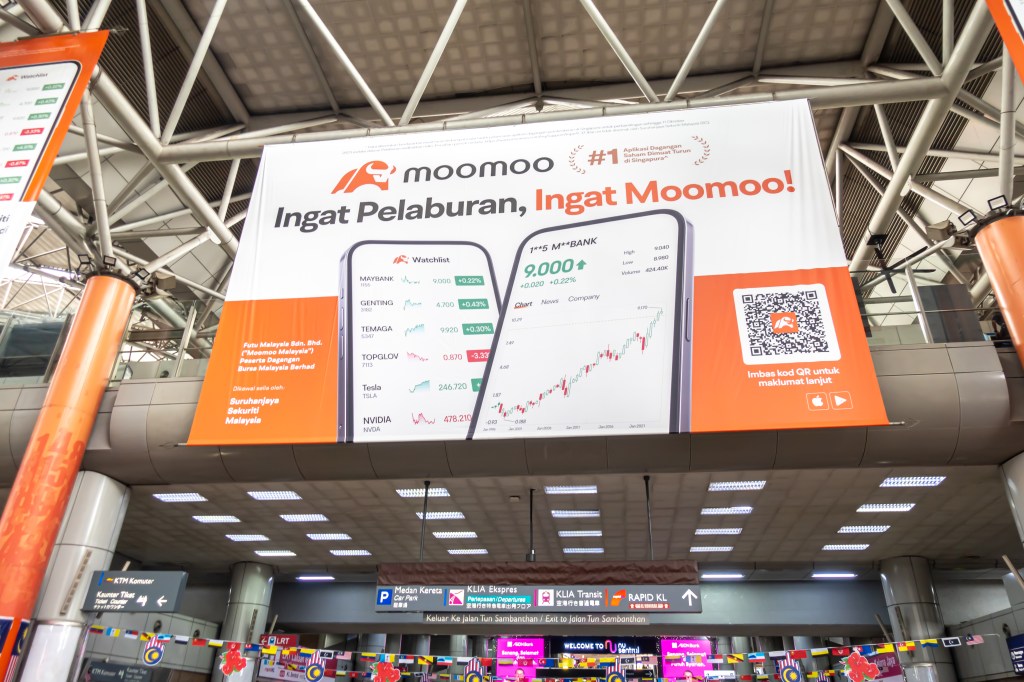 Advertisement banner for Moomoo investment platform