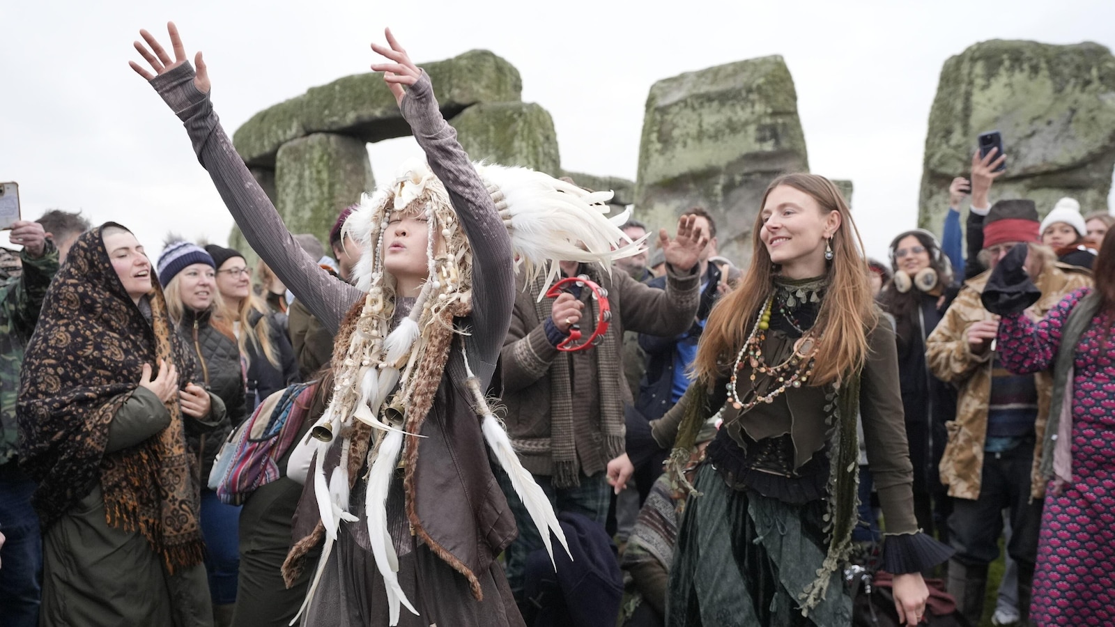 Thousands cheer as sun rises on winter solstice at Stonehenge