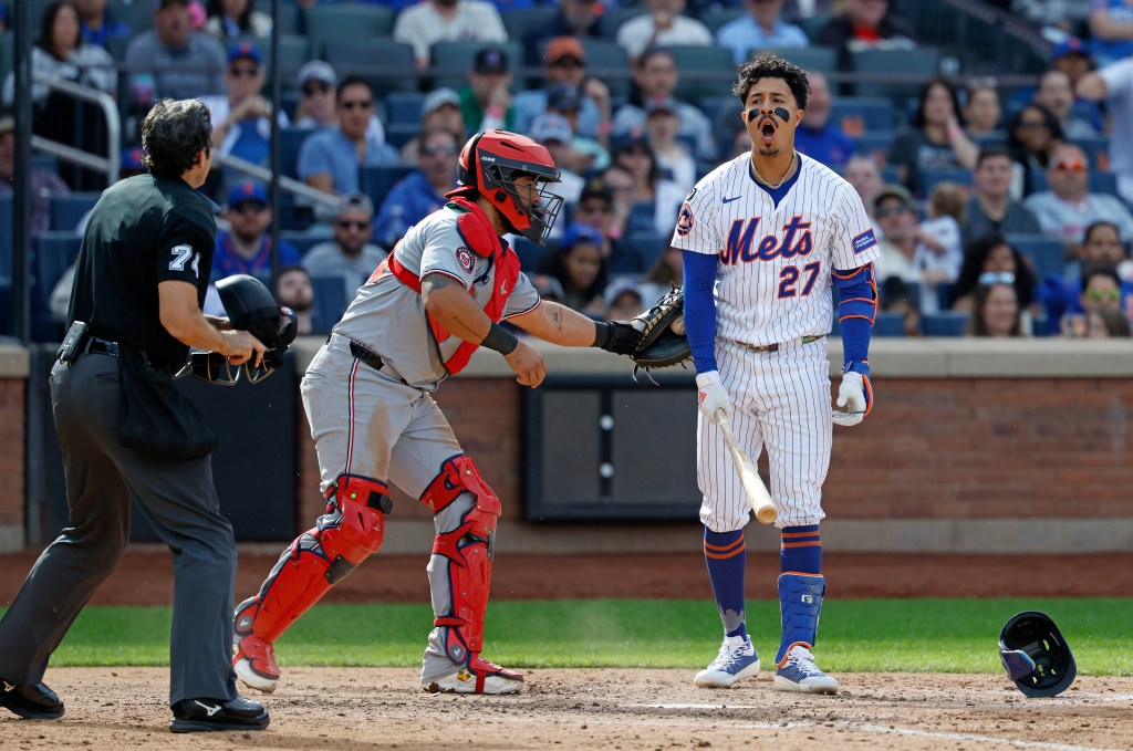 Mets third baseman reacts during game
