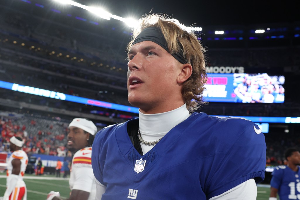 Jaxson Dart preparing for a snap