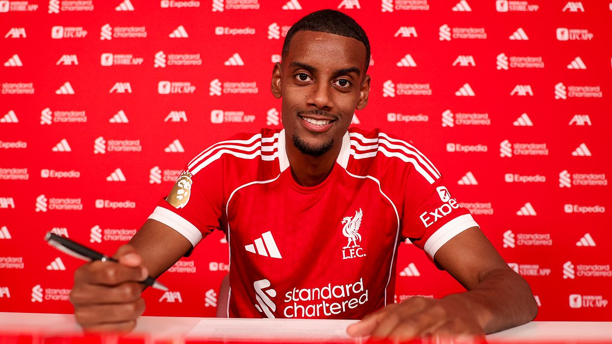 Alexander Isak during a match for Newcastle