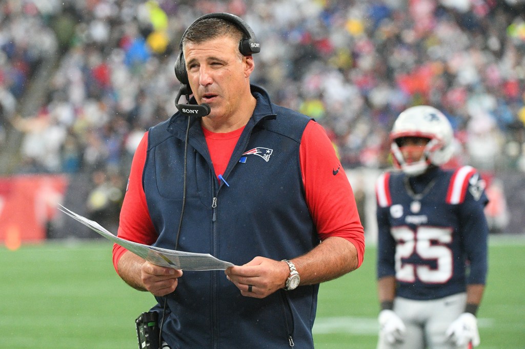 Mike Vrabel on the sideline during the Patriots’ game