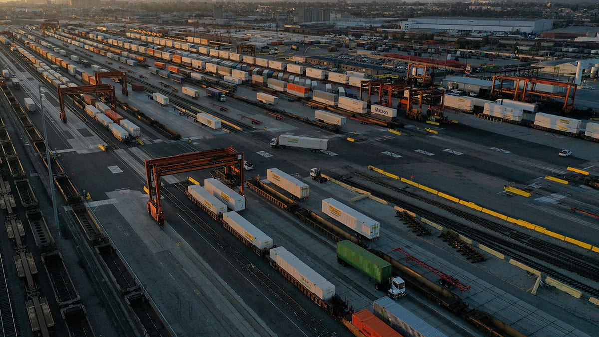 Mexican train crews border 2