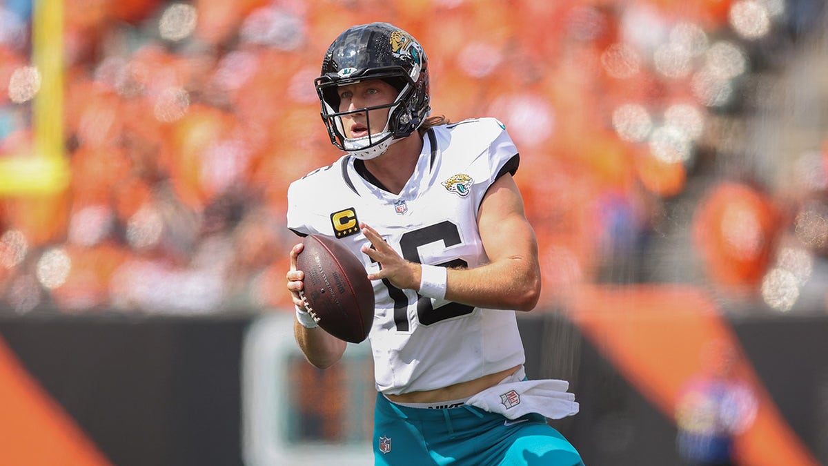 Trevor Lawrence waves off coach after late misfire as Jaguars fall to Bengals 31-27