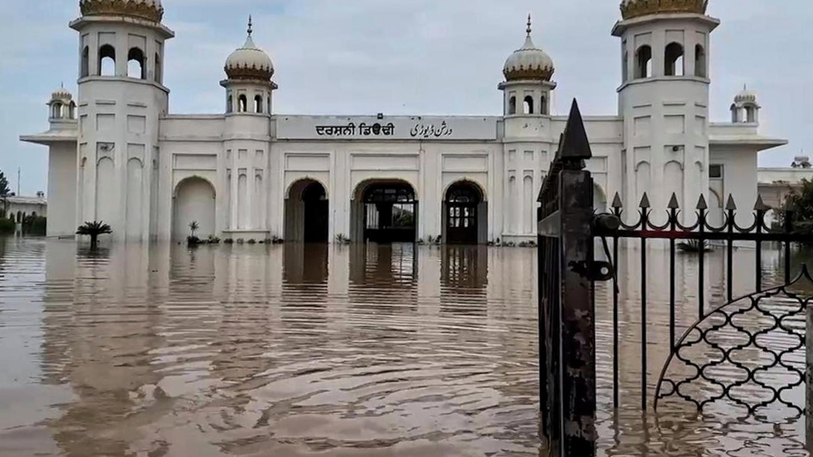 Sikh leaders urge India to lift ban on pilgrims traveling to Pakistan shrine