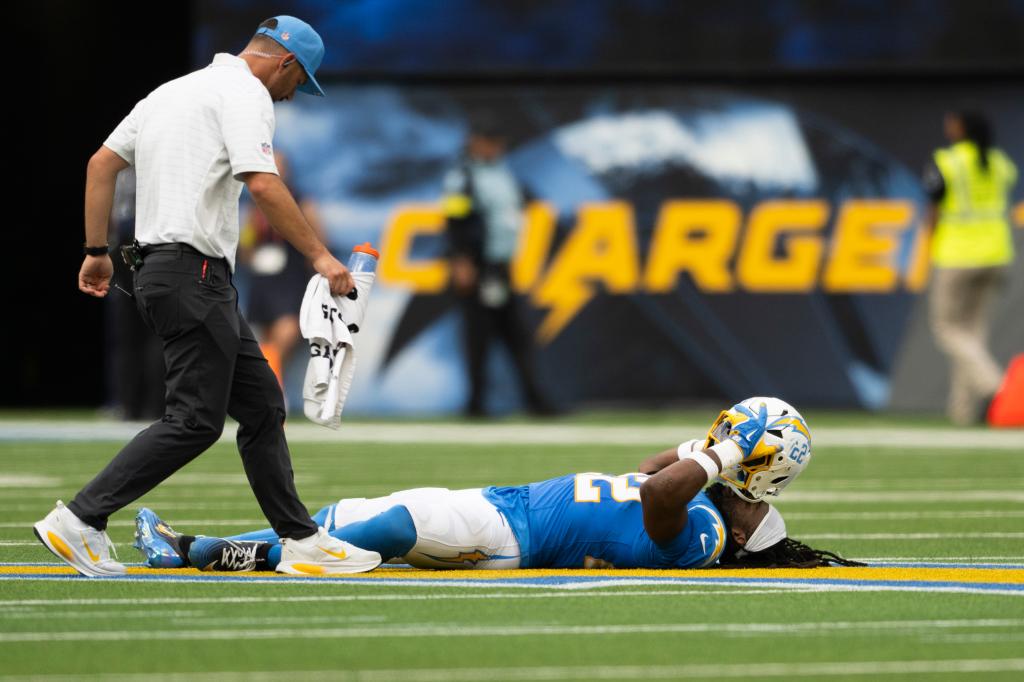 Najee Harris carted off with ankle injury in Chargers-Broncos game