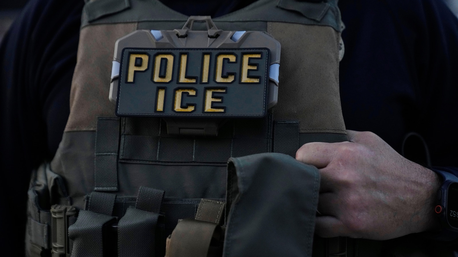 ICE denies excessive force as it broadens immigration arrests in Chicago