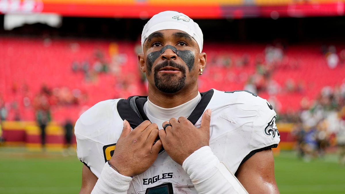 Hurts, Chiefs' Chris Jones Trade Barbs as Eagles Hold Off Chiefs 20-17