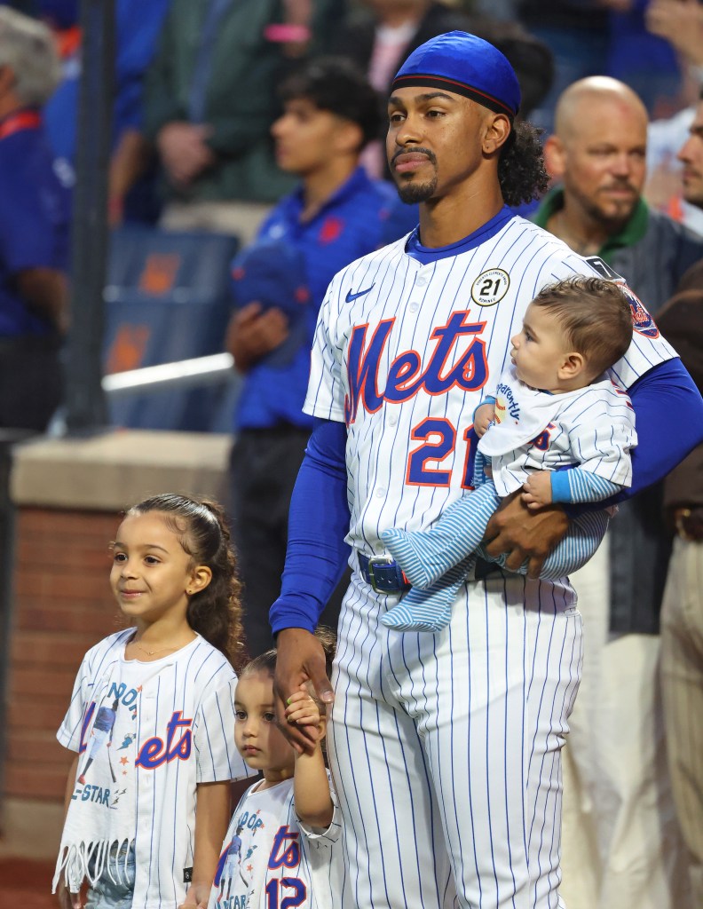 Francisco Lindor celebrates with family after being named the Mets’ Roberto Clemente Award nominee