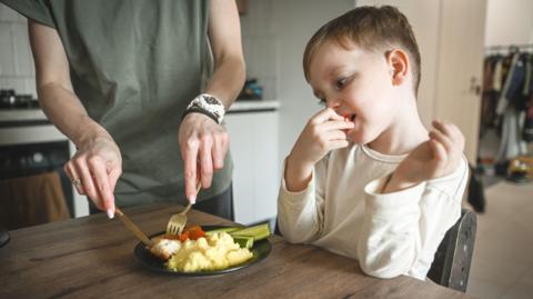 Nutritionist offers five practical tips for parents of fussy eaters