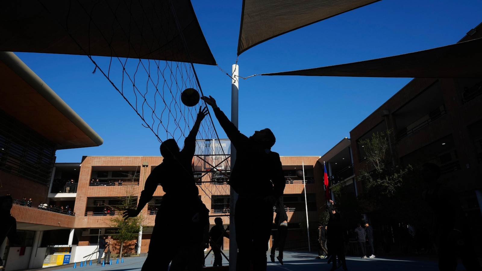 Chilean school blocks cellphone signals; students report more real-world interaction