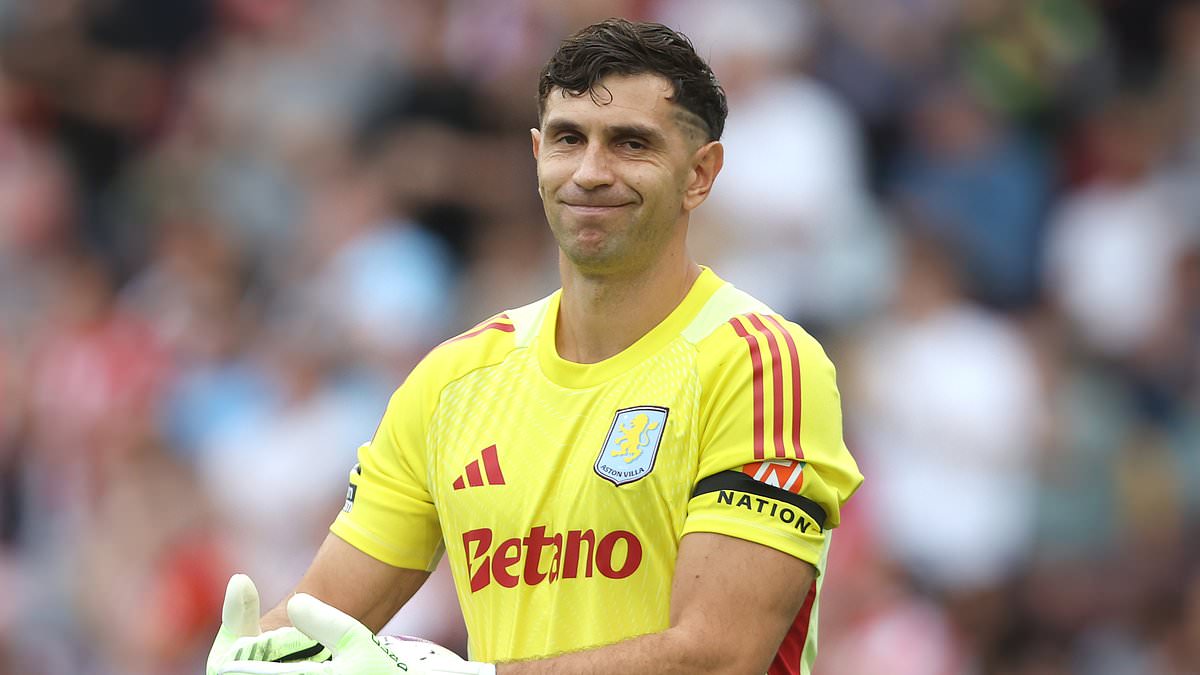 Emiliano Martínez’s family speak out after failed Manchester United transfer