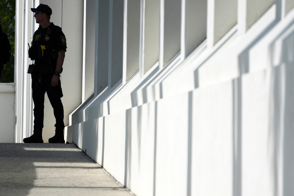 A law enforcement officer at a federal courthouse