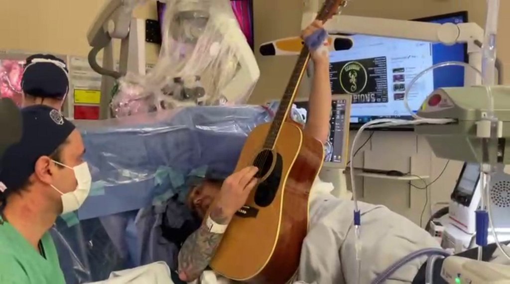 Dad plays guitar during awake brain surgery to remove kiwi-sized tumor