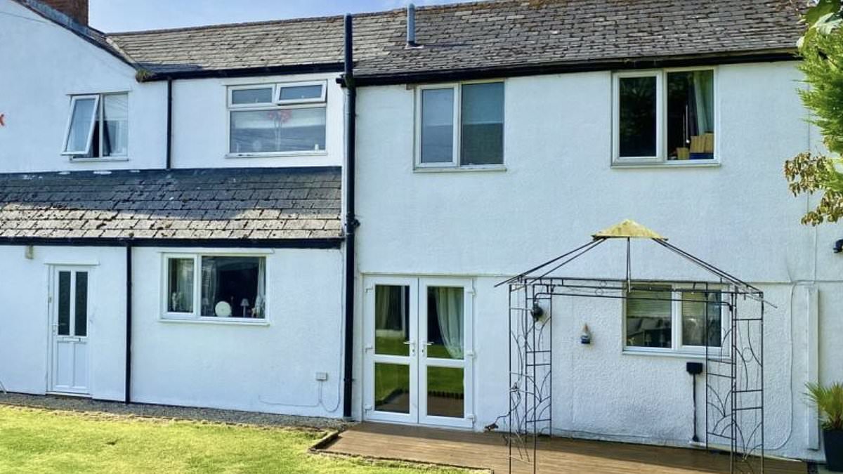 Shrewsbury home for £399,000 features two side-by-side toilets in main bathroom