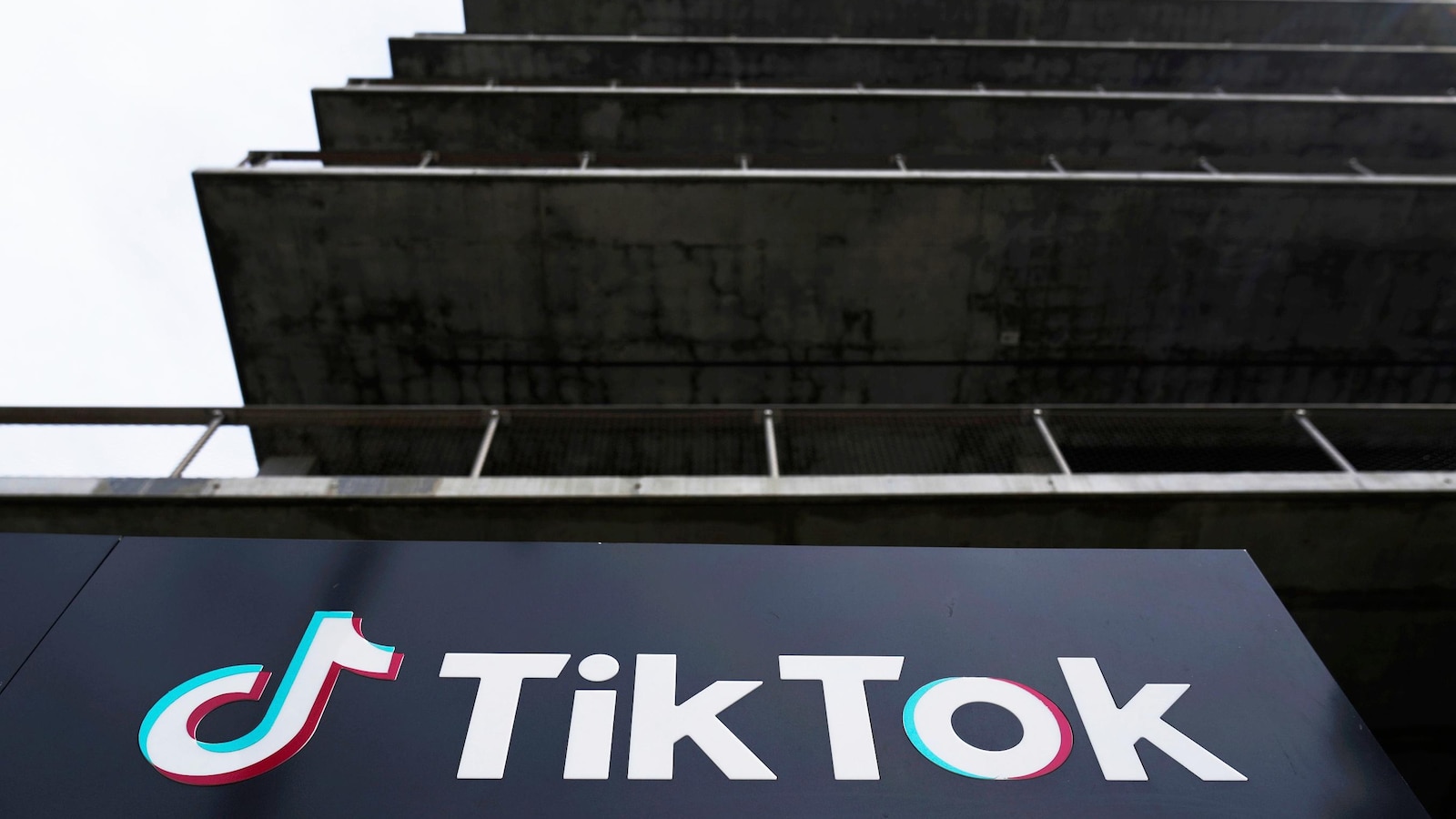 Trump Extends TikTok Deadline to Dec. 16 After U.S.-China Framework Deal