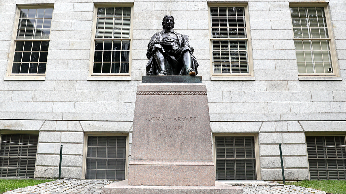 john-harvard-statue