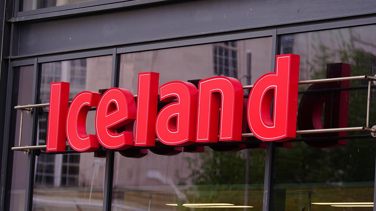 Iceland’s green ‘slime’ pizza draws online backlash as retailer unveils Halloween range