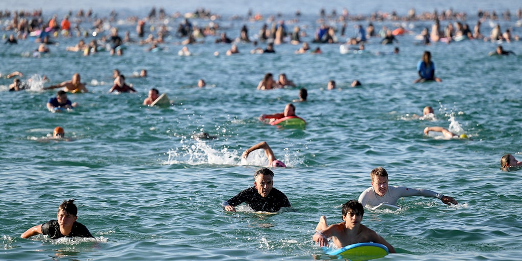 Thousands gather as Bondi Beach reopens, commemorating victims of Hanukkah attack