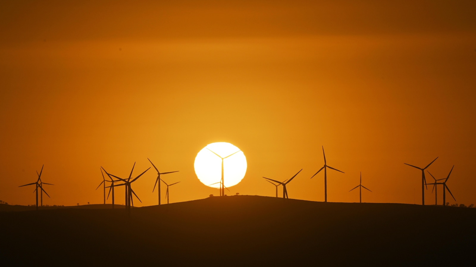 Australia sets 2035 emissions target of at least 62% cut; government frames plan to net-zero by 2050