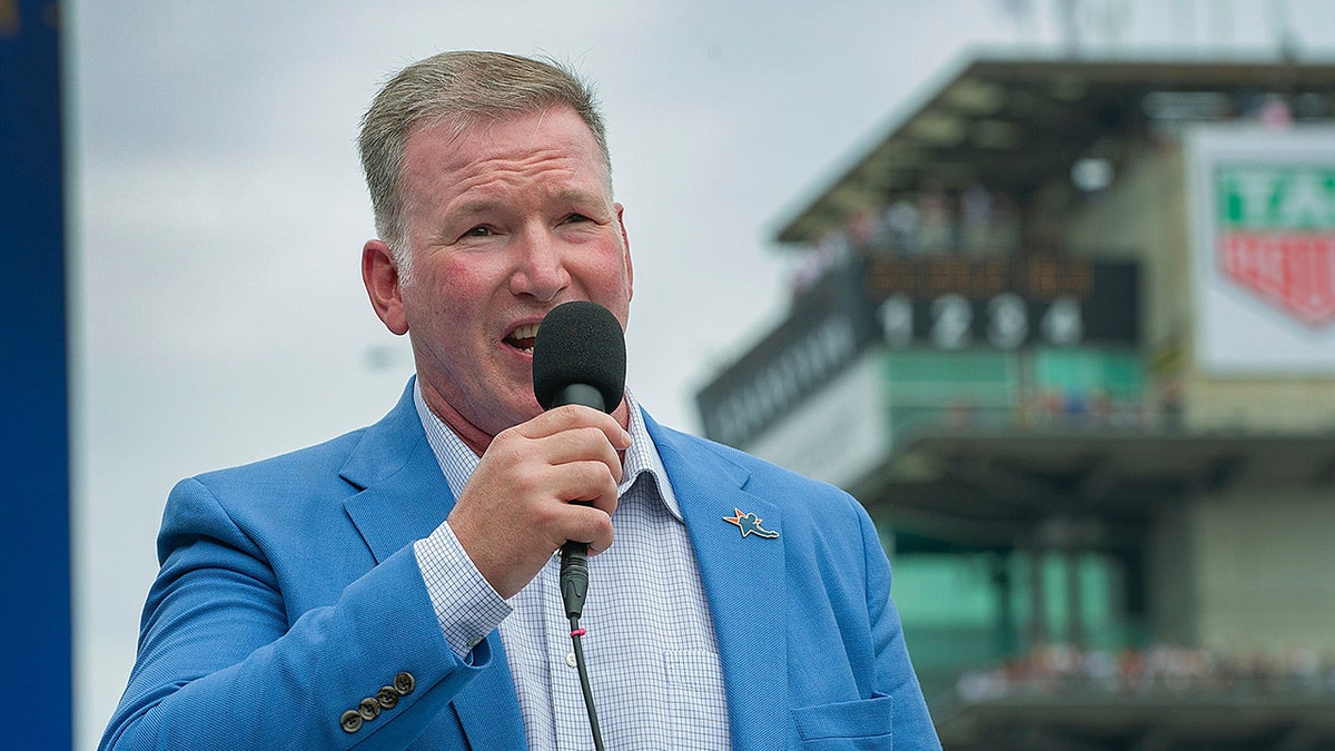 Jim Cornelison's National Anthem Draws Cheers Before Bears-Vikings Monday Night Game