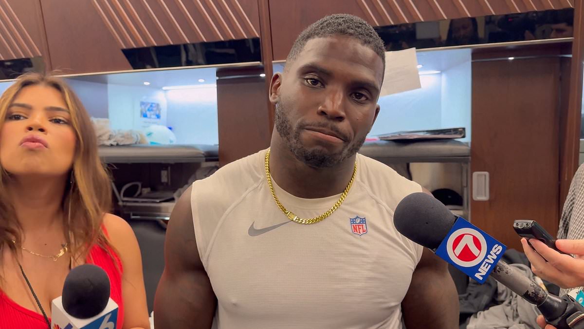 Tyreek Hill Snaps at Reporter Over Question About Lack of Long Receptions as Dolphins Fall to Colts