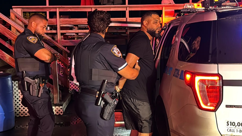 Charter boat skipper in Bronx fire had no license, prosecutors say