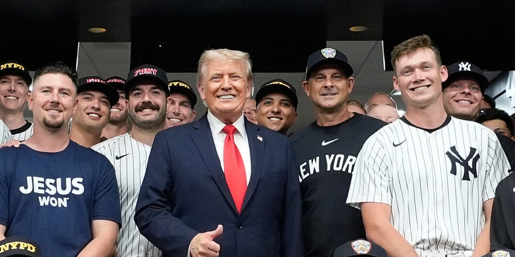 Aaron Boone calls Yankees' 9/11 night 'special' after Trump clubhouse visit