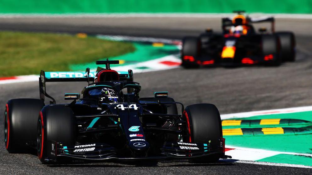 Lando Norris sets a record-breaking qualifying lap before Verstappen lowered it again