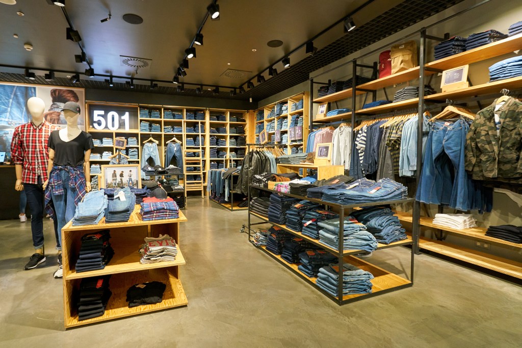 U.S. Apparel Retailers Push Higher Full-Price Tags as Tariffs Persist