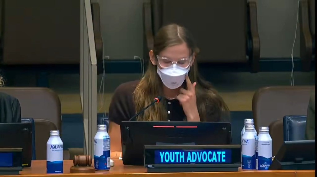 Violet Affleck with her parents at a public event