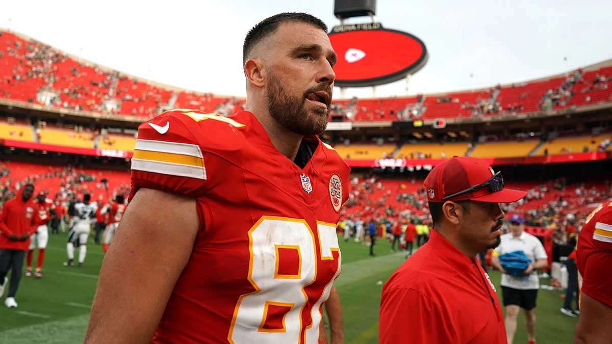 Travis Kelce leaving the field