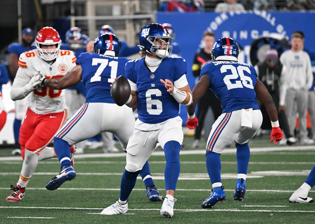 Giants looks on field