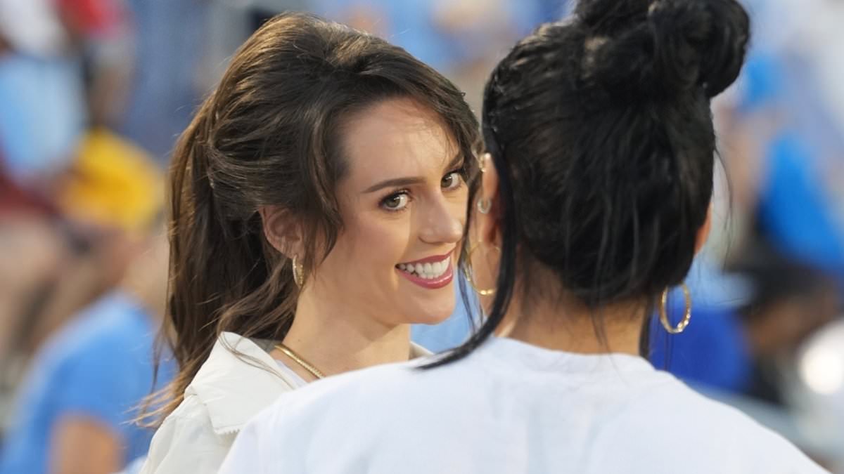 Jordon Hudson Draws Attention at Bill Belichick’s First Win as North Carolina Coach