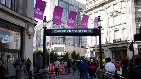 End-of-article street scene on Oxford Street