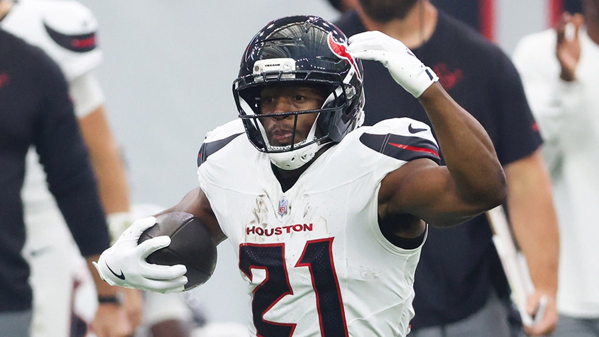 Nick Chubb breaks a tackle for Houston