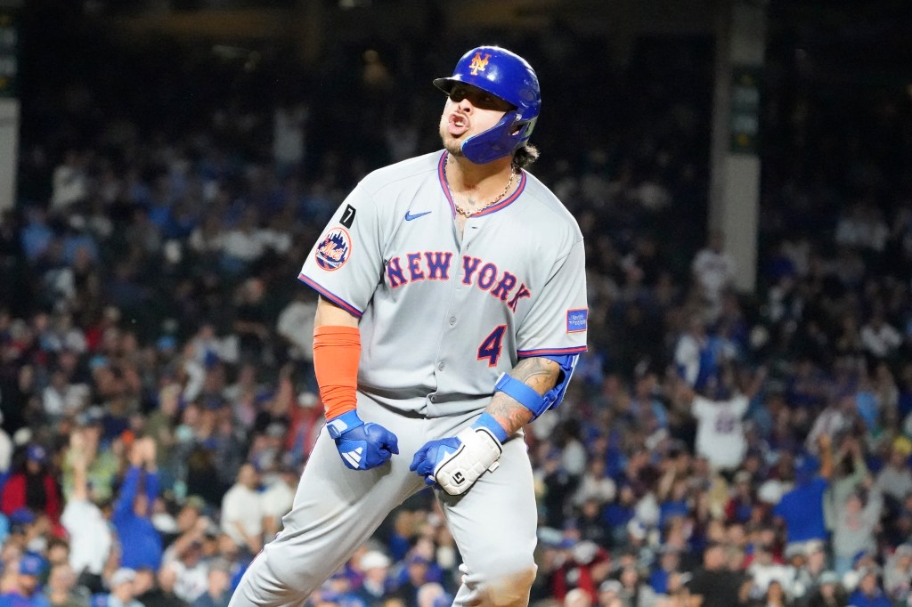 Alvarez's late homer lifts Mets past Cubs, retaking NL wild-card lead