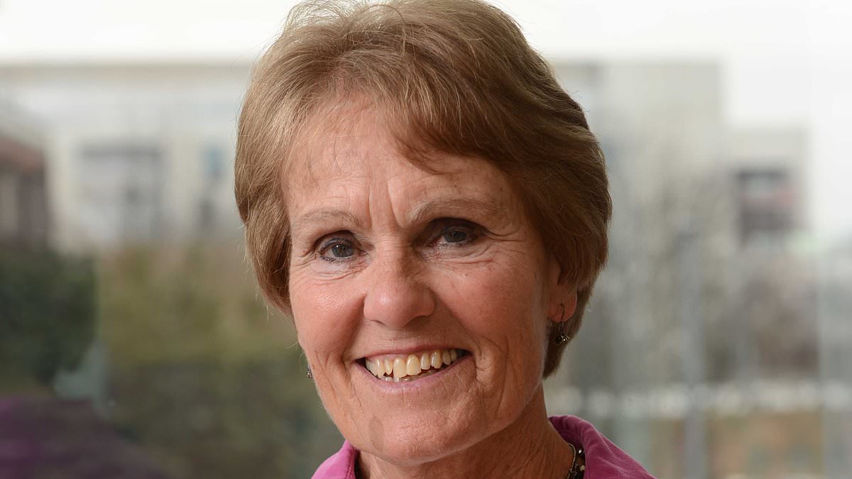 Experts caution against simple link between paracetamol use in pregnancy and autism as Trump touts review