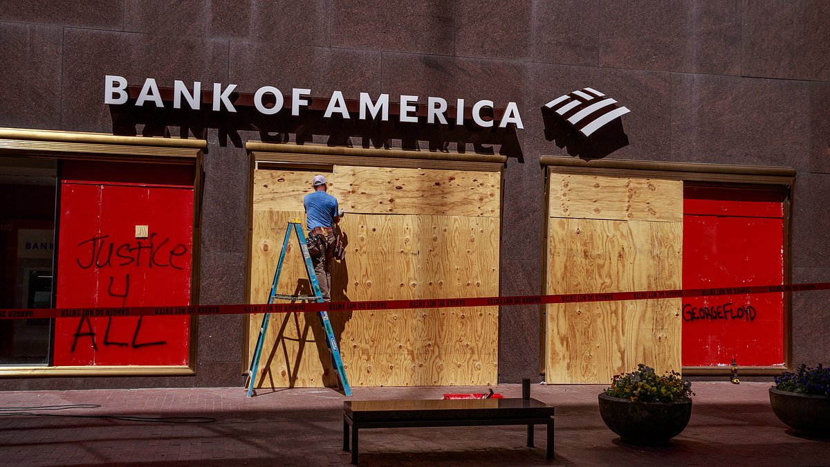 Bank of America hikes minimum wage to $25 an hour as it continues to shutter hundreds of branches