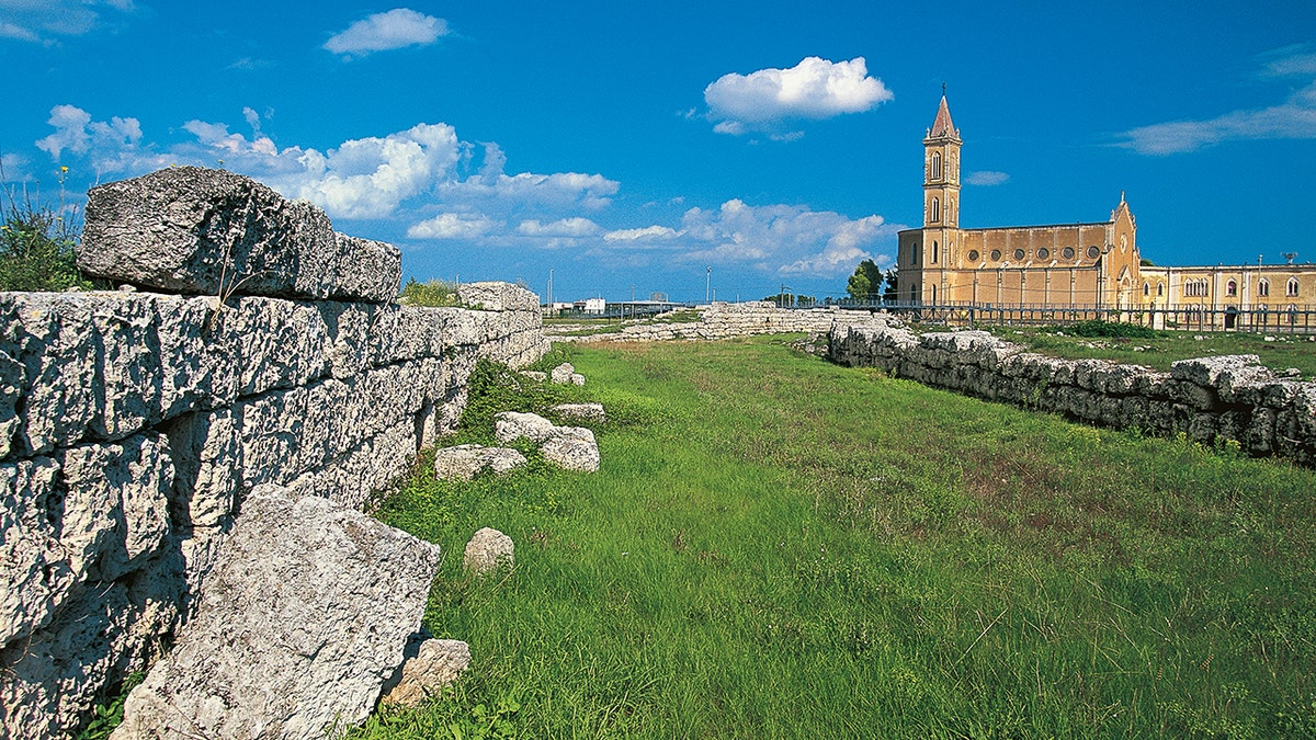 Archaeological context in Manduria and recent tomb discoveries in Italy