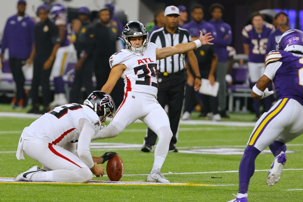 Romo kicks a field goal