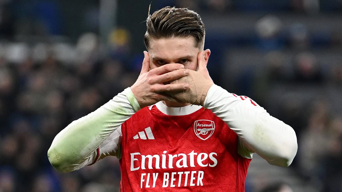 Arsenal reclaim top spot with narrow win over Everton