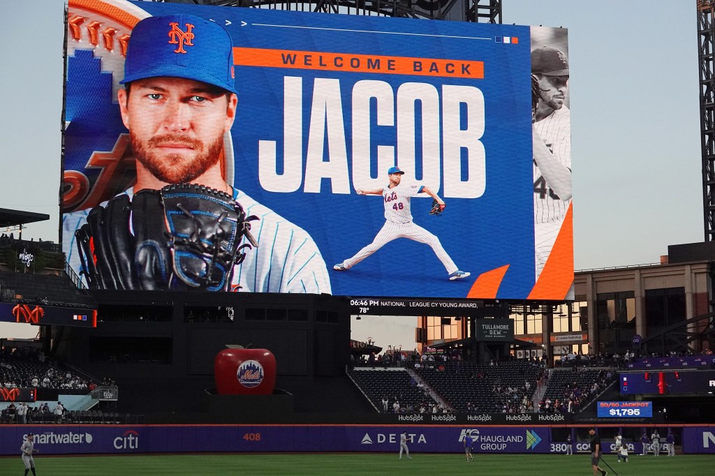 deGrom pitches in the first