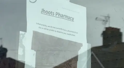Closed Jhoots branch signage