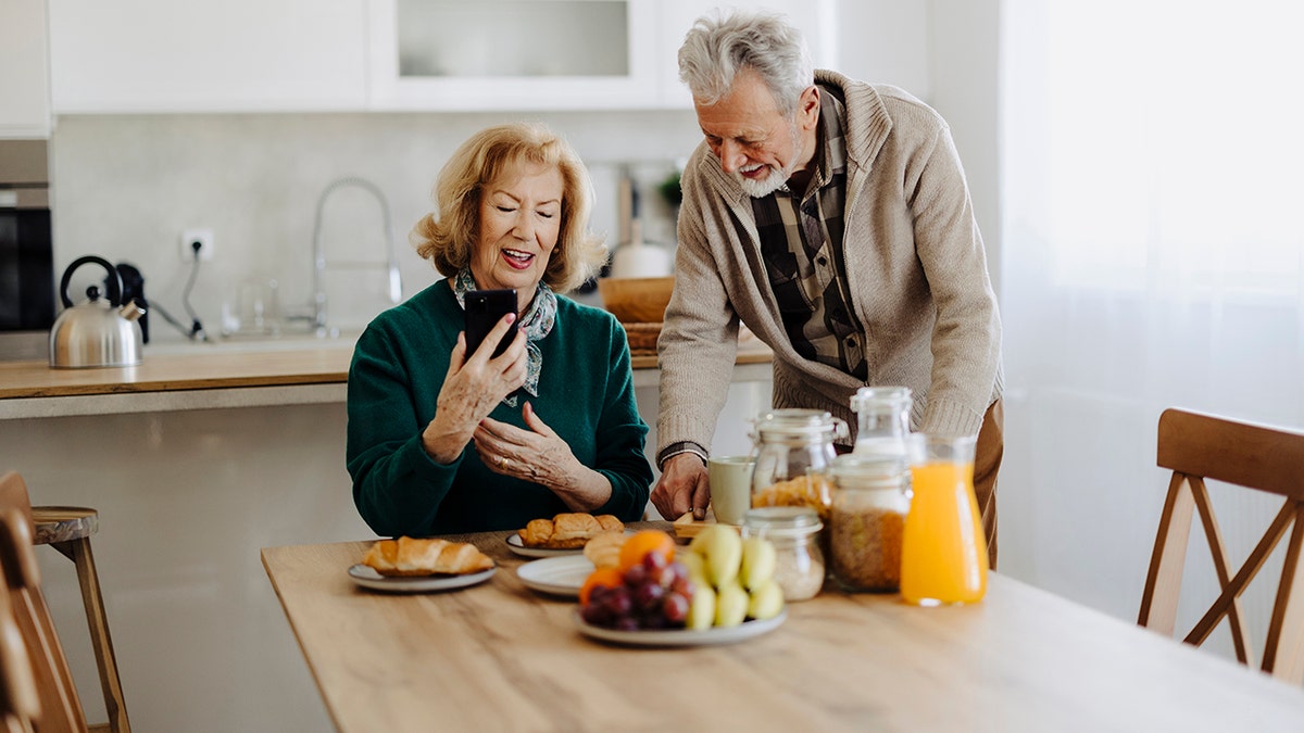 Study Links Later Breakfasts to Slightly Higher Mortality in Older Adults