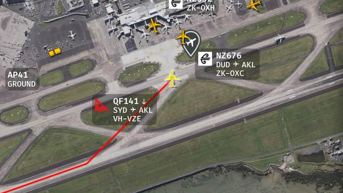 Qantas Sydney–Auckland flight issues mayday after cargo hold fire