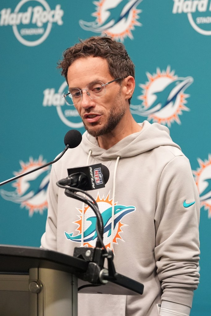 Mike McDaniel shrugs off plane banner calling for his firing after Dolphins fall to 0-2