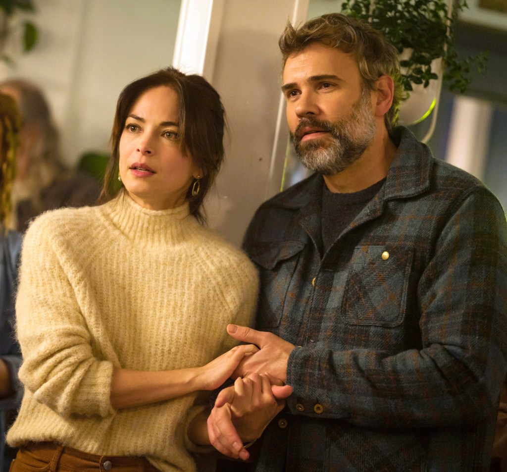 Kreuk and Sutherland on set