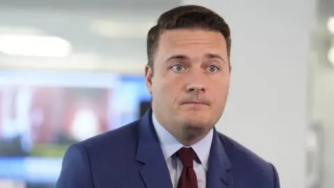 Trust doctors over Trump on paracetamol, Streeting says