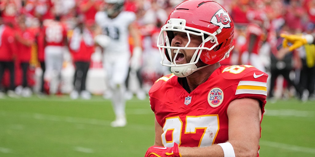 Travis Kelce slams helmet, drops key pass in Chiefs' 20-17 loss to Eagles